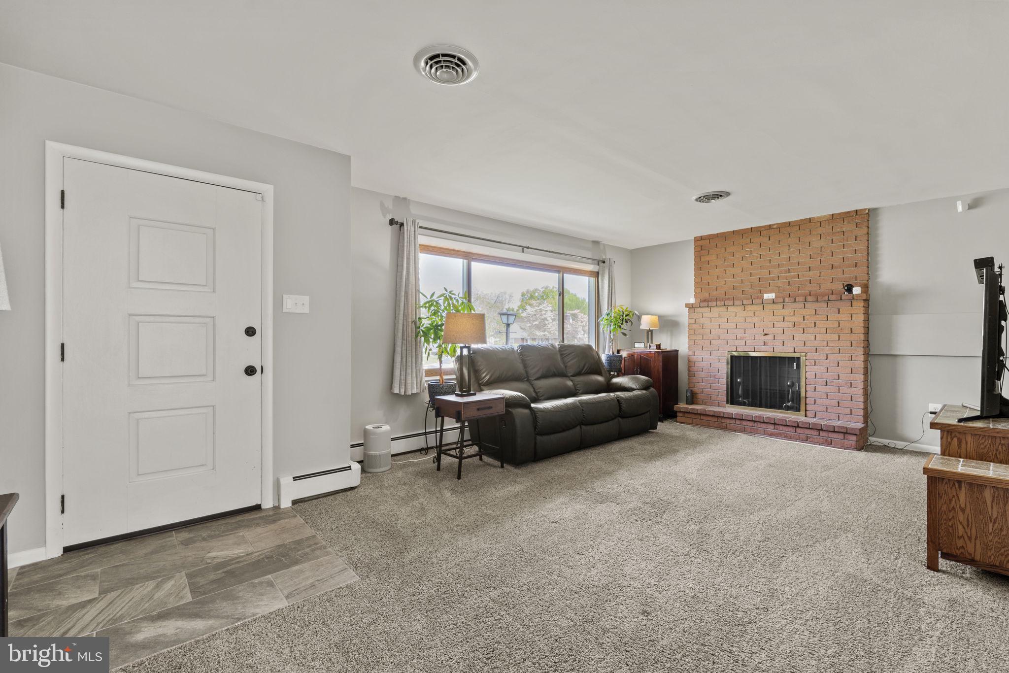 906 KENWOOD DRIVE