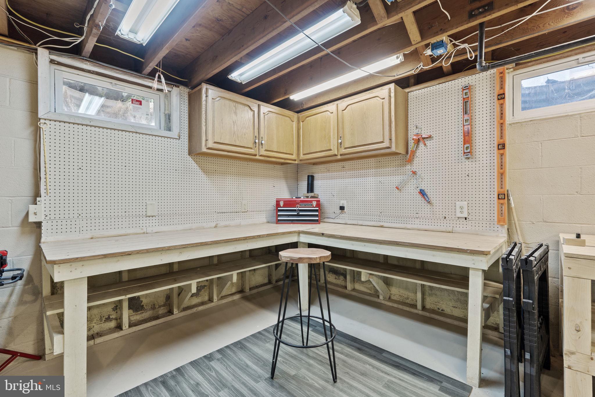 906 KENWOOD DRIVE