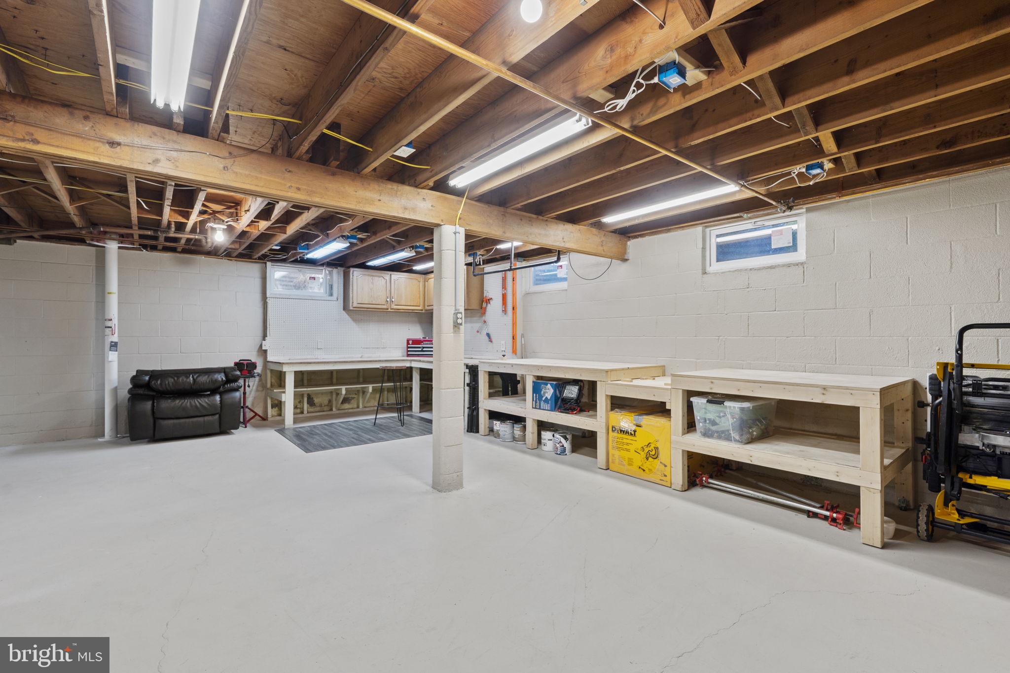 906 KENWOOD DRIVE