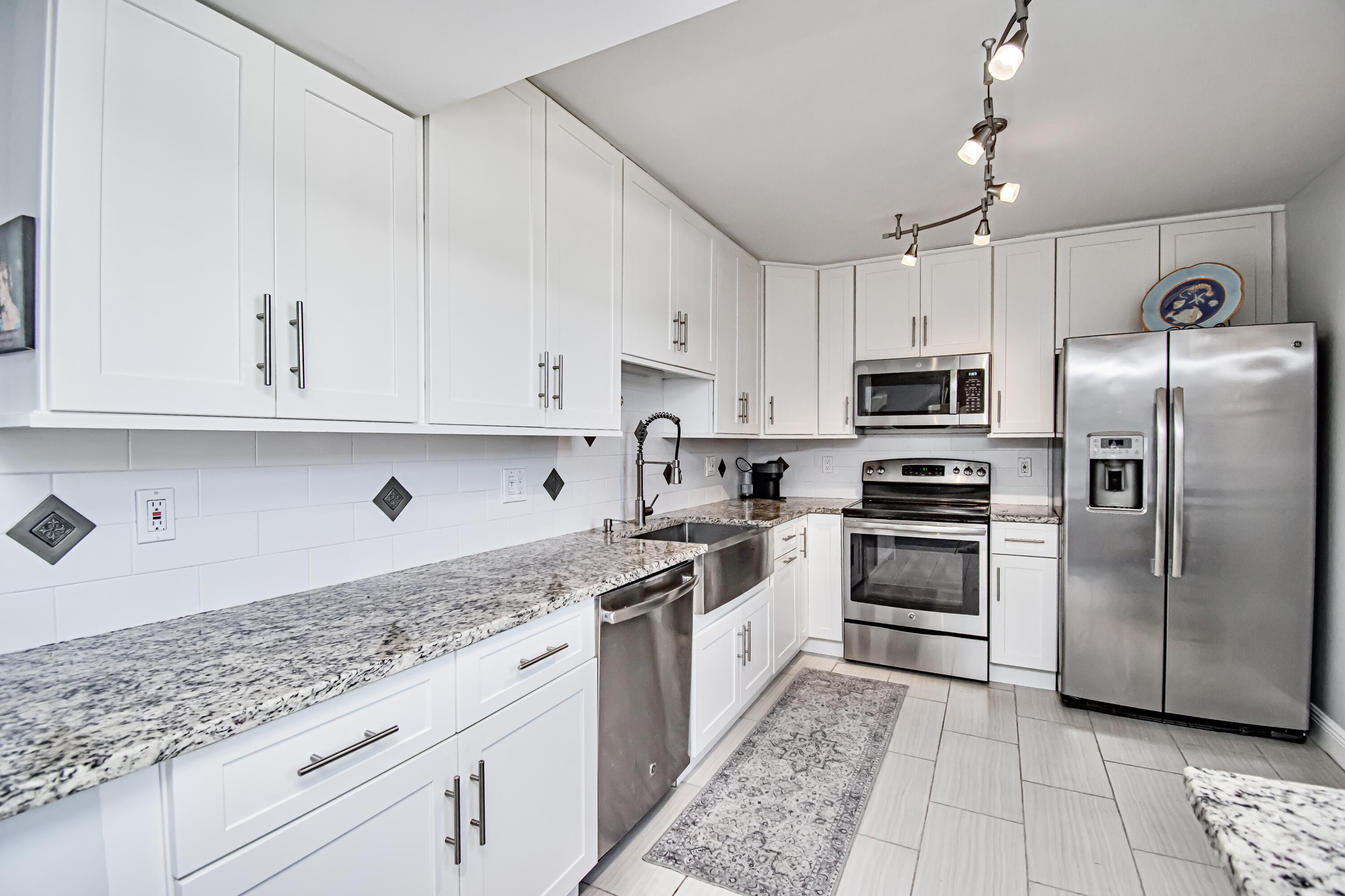 8200 Lakeshore Drive 2010