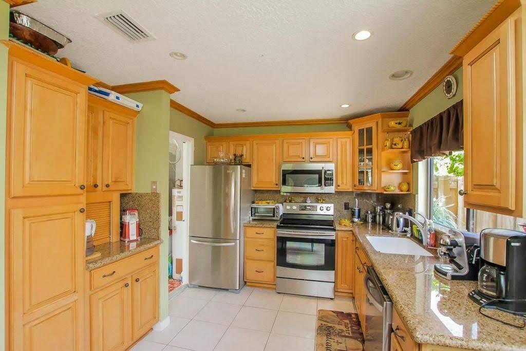 9709 Sunny Isle Circle