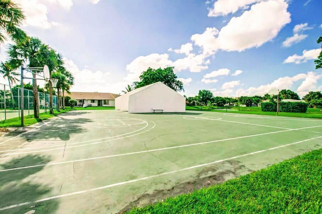 9709 Sunny Isle Circle