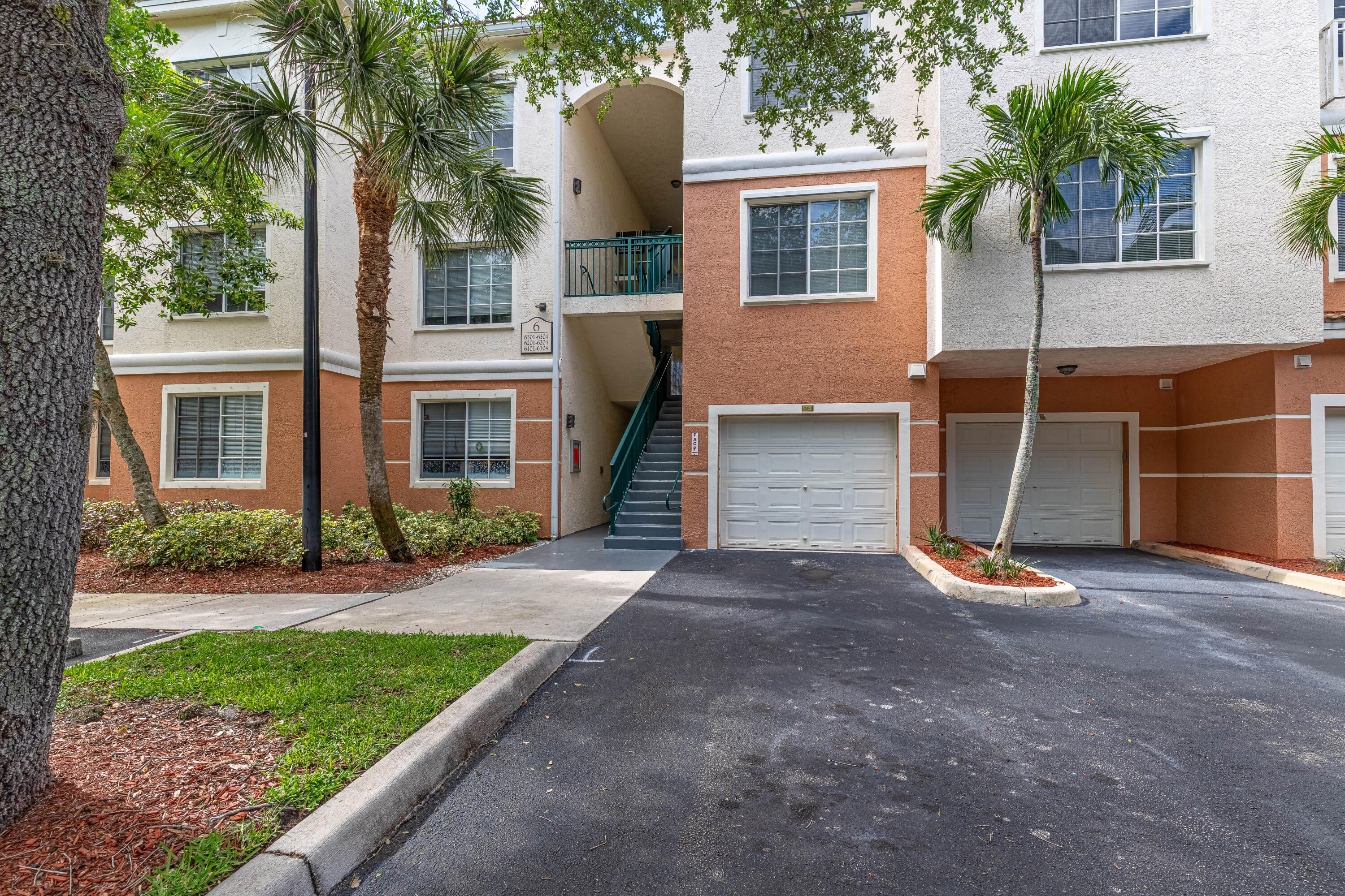 6101 Myrtlewood Circle W