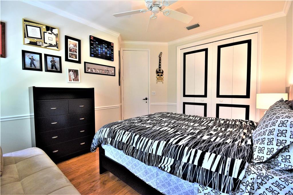 115 Venetian Dr 4 or G