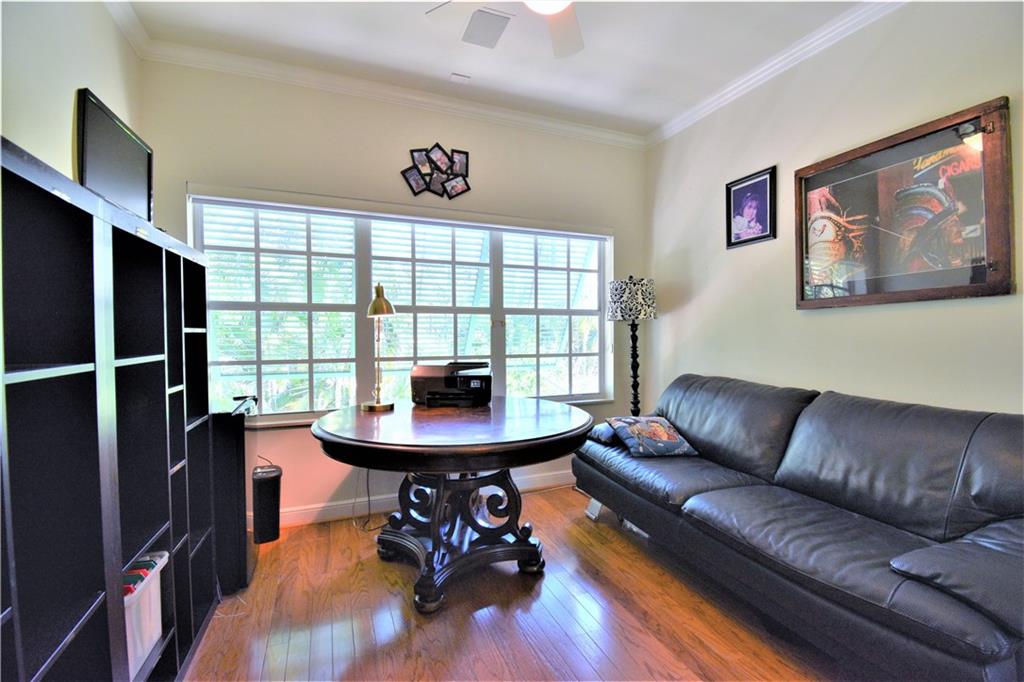 115 Venetian Dr 4 or G