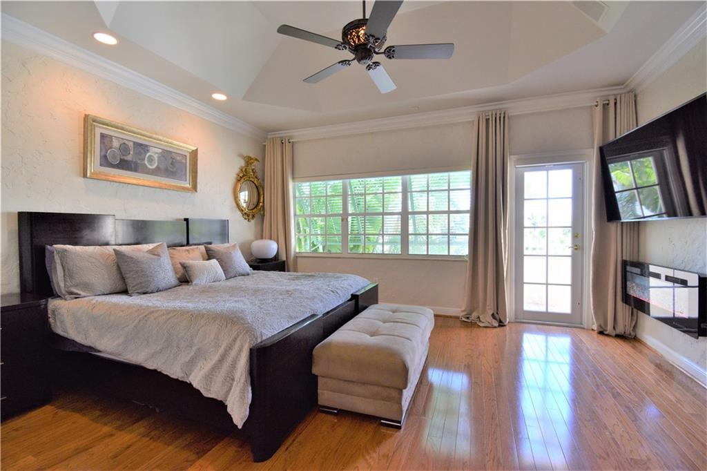 115 Venetian Dr 4 or G