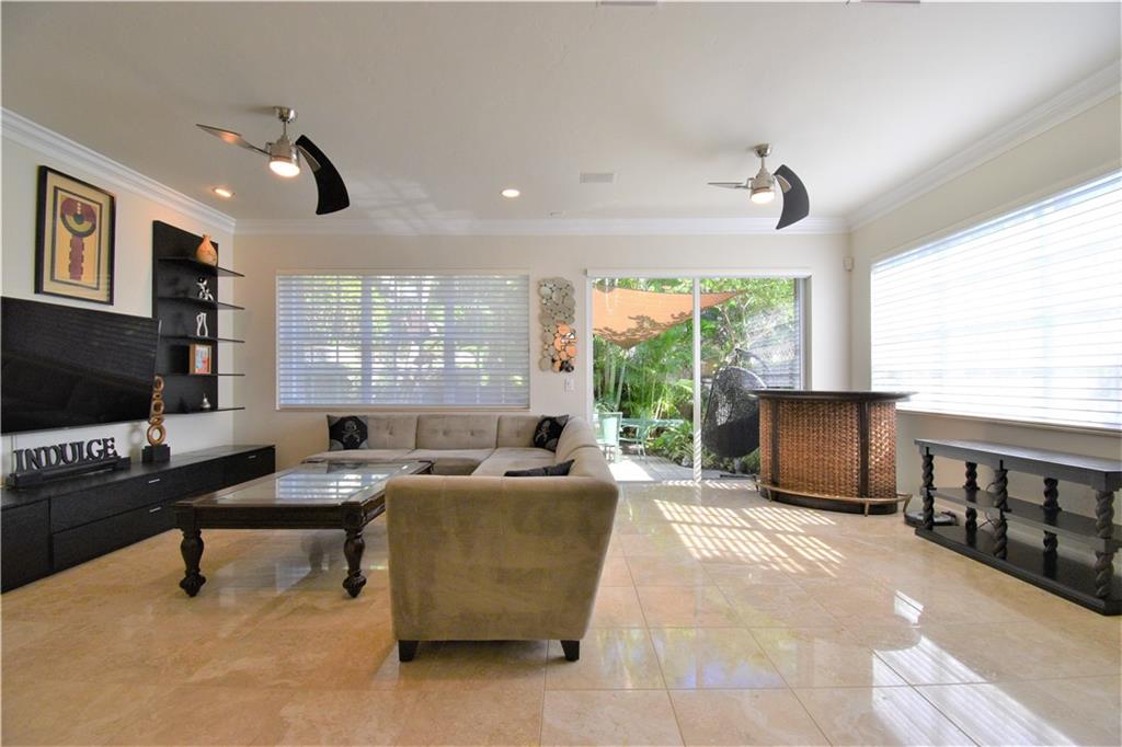 115 Venetian Dr 4 or G