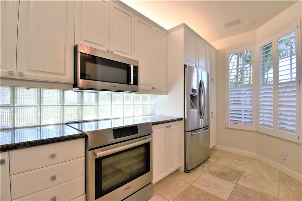 115 Venetian Dr 4 or G