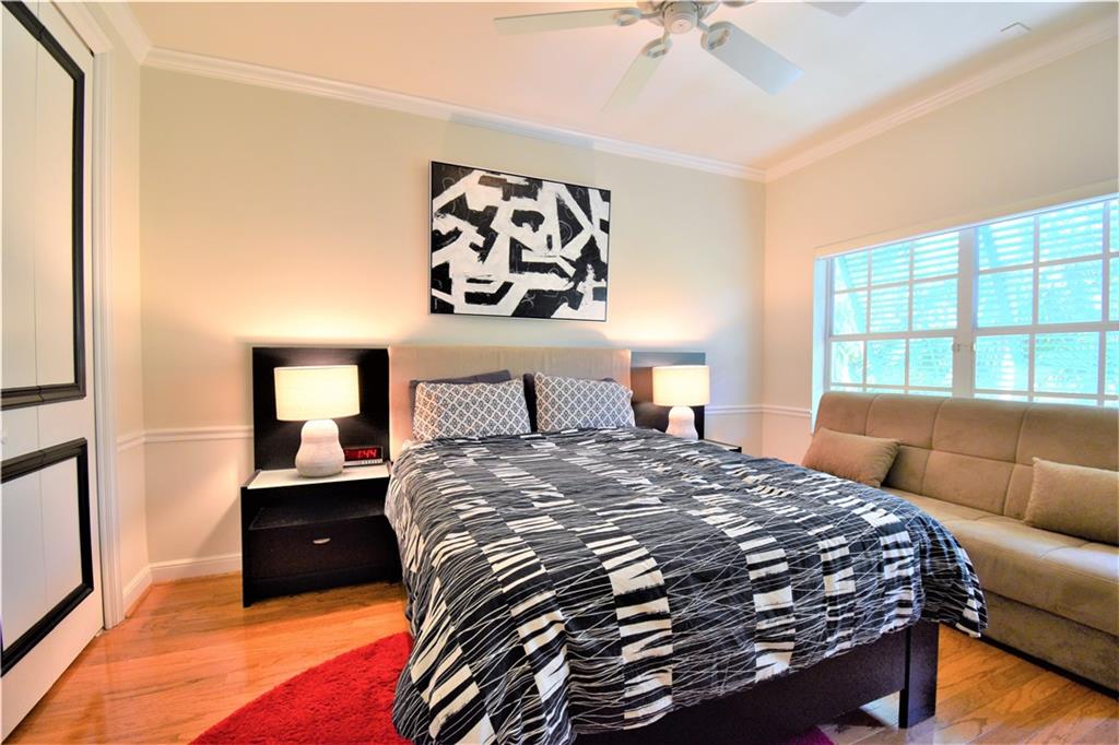 115 Venetian Dr 4 or G