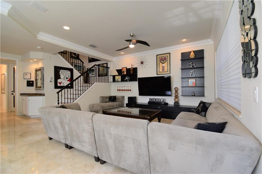 115 Venetian Dr 4 or G