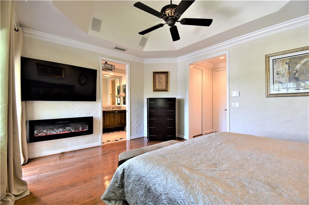 115 Venetian Dr 4 or G