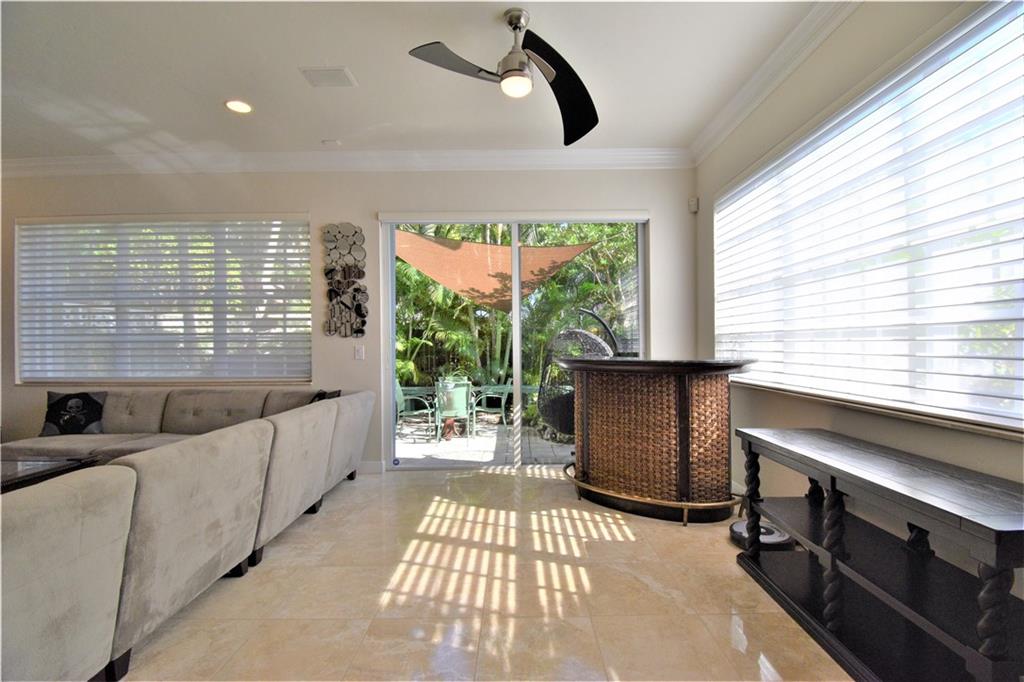 115 Venetian Dr 4 or G