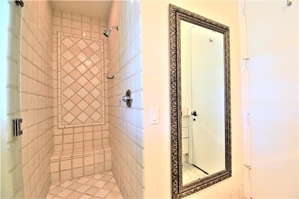 115 Venetian Dr 4 or G