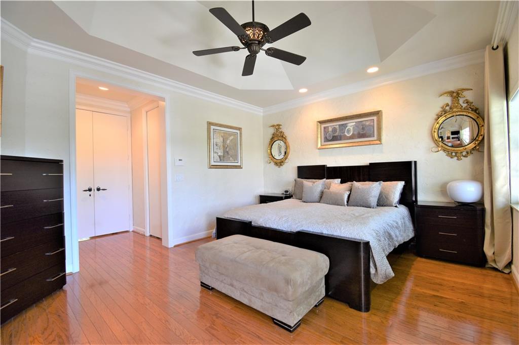 115 Venetian Dr 4 or G