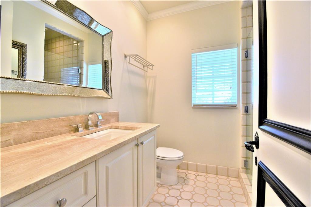 115 Venetian Dr 4 or G