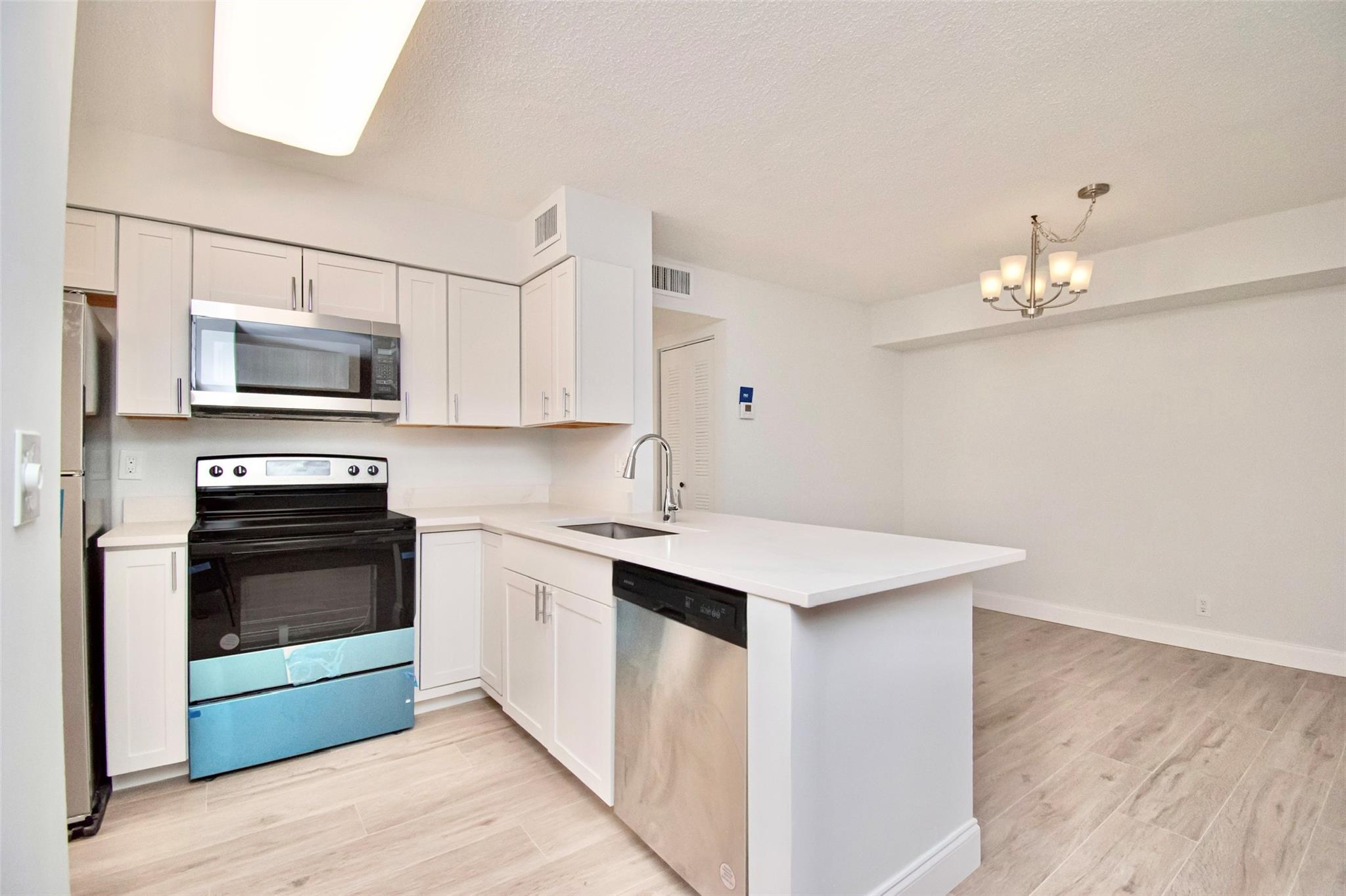 14917 Wedgefield Dr 102