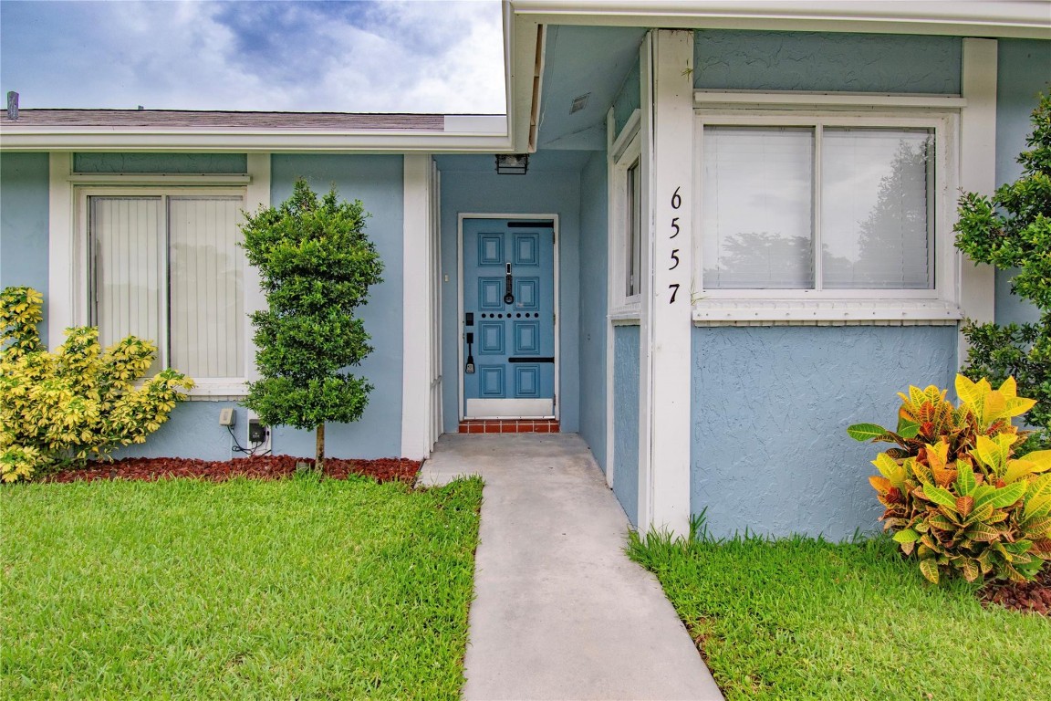 6557 Country Wood Way