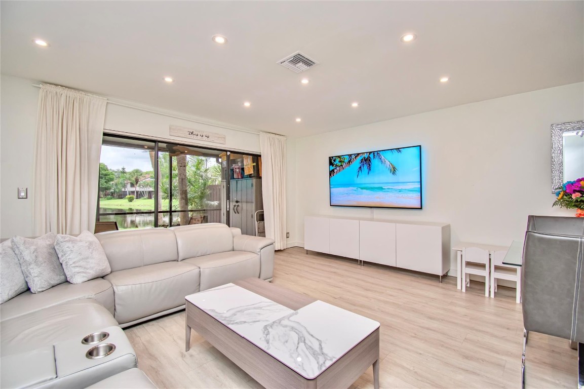 4340 Carambola Cir 703