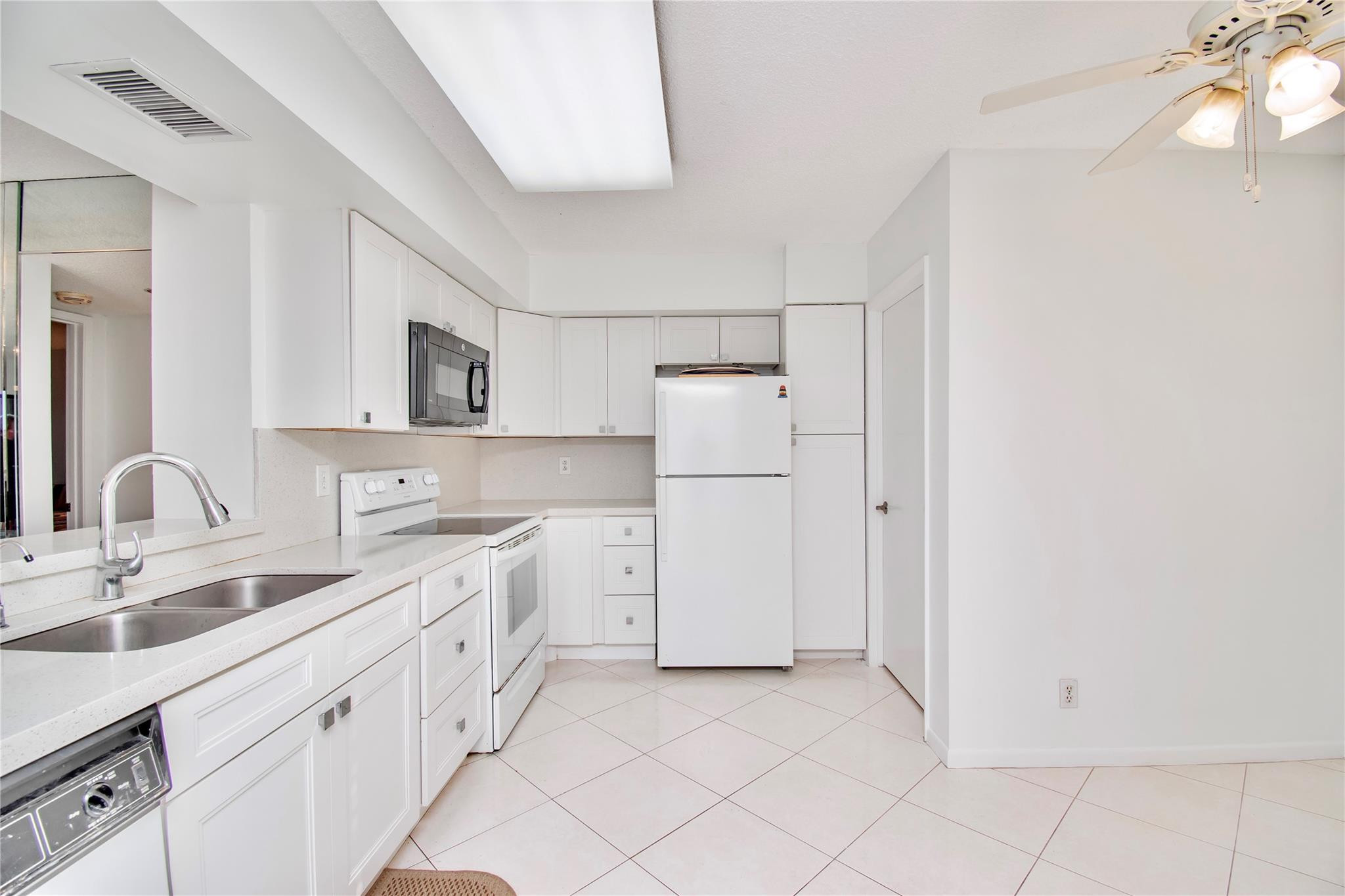 7360 S Oriole Blvd 407