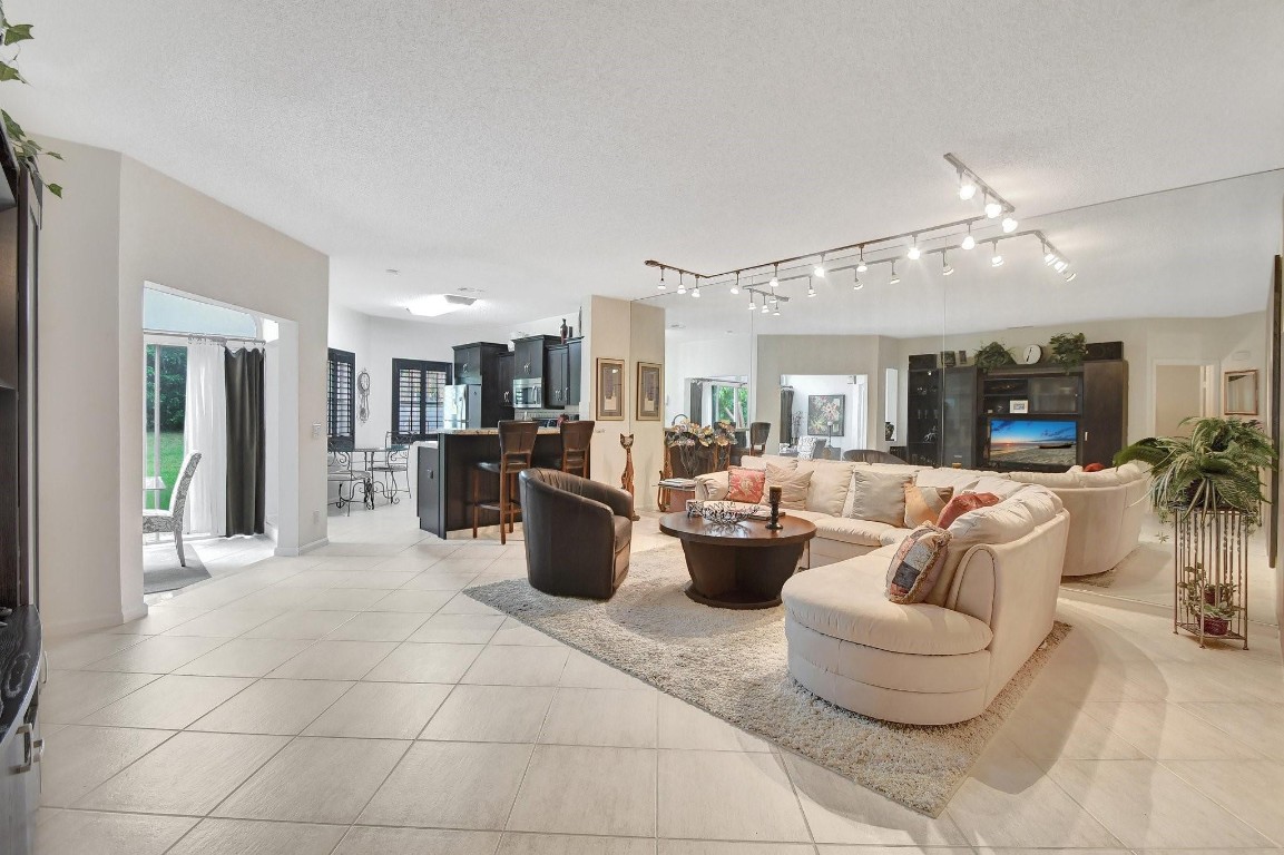 6510 Via Regina 6510