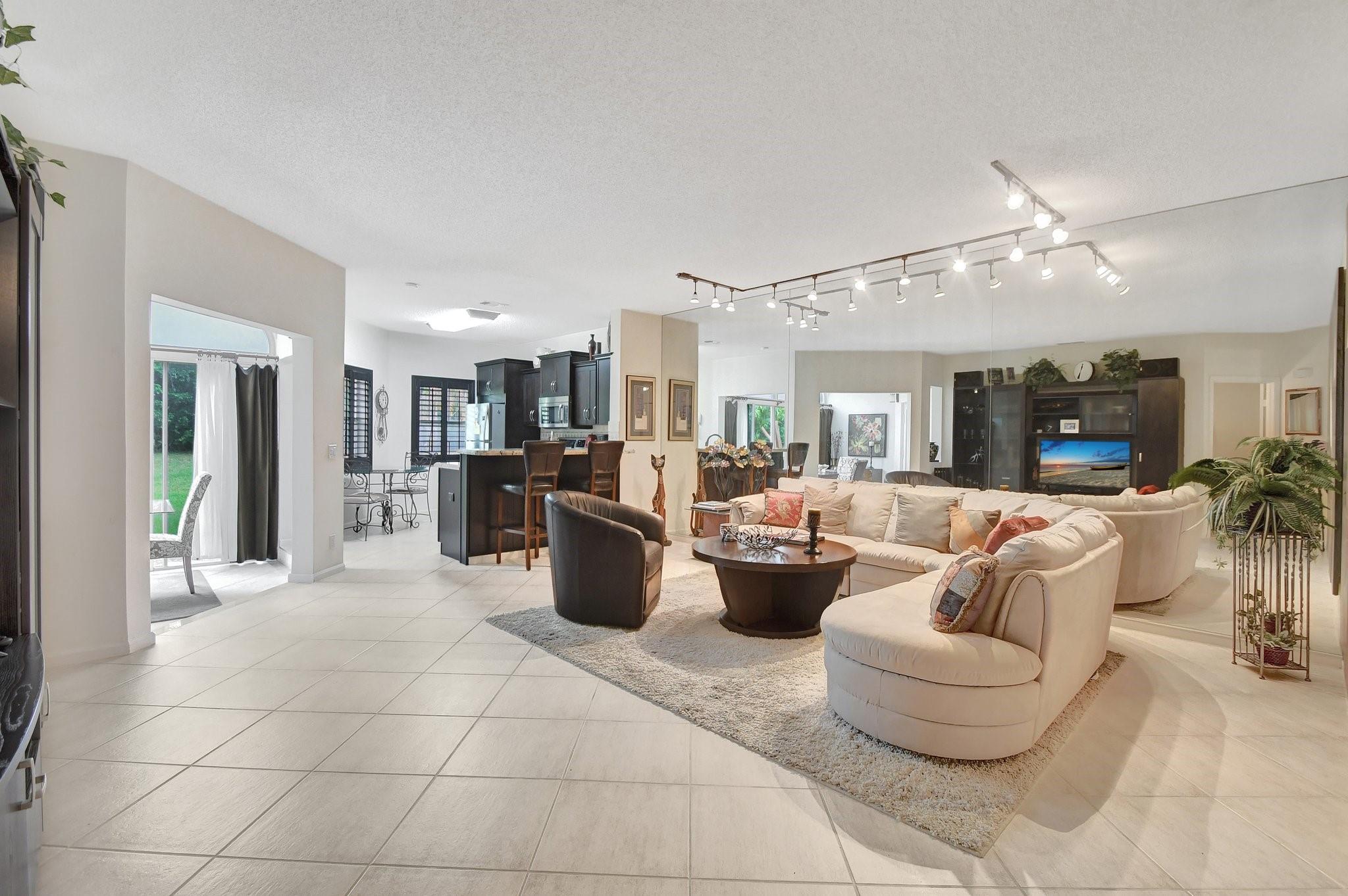 6510 Via Regina 6510