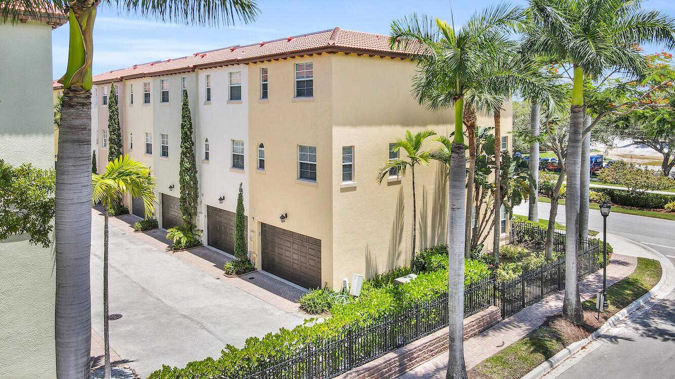 62 Via Floresta Drive