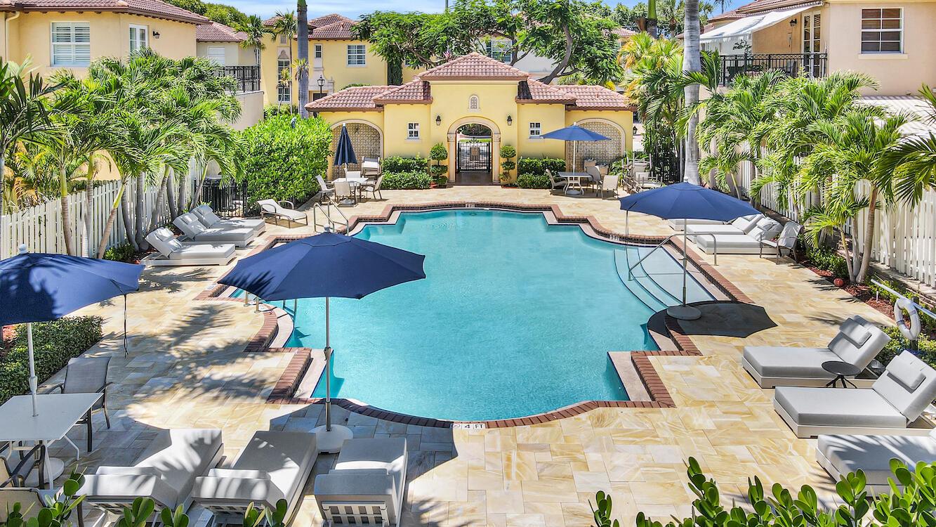 62 Via Floresta Drive