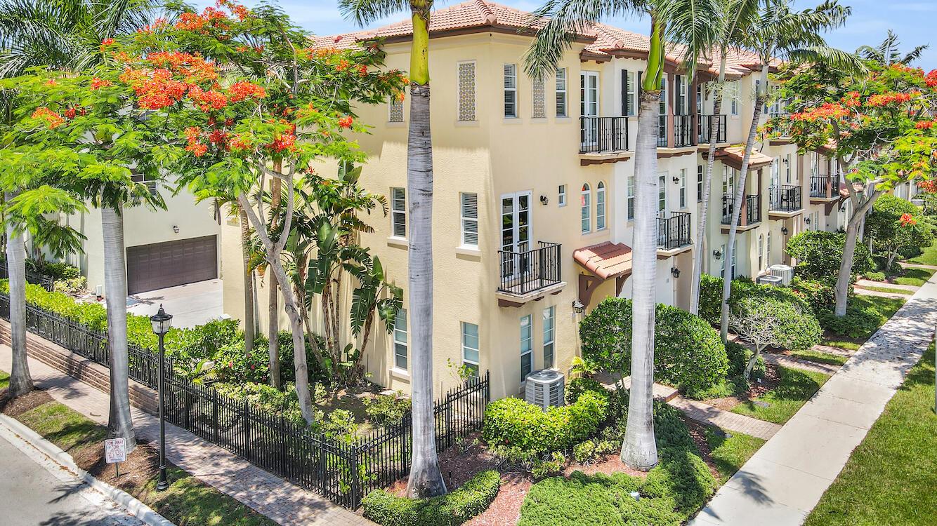 62 Via Floresta Drive