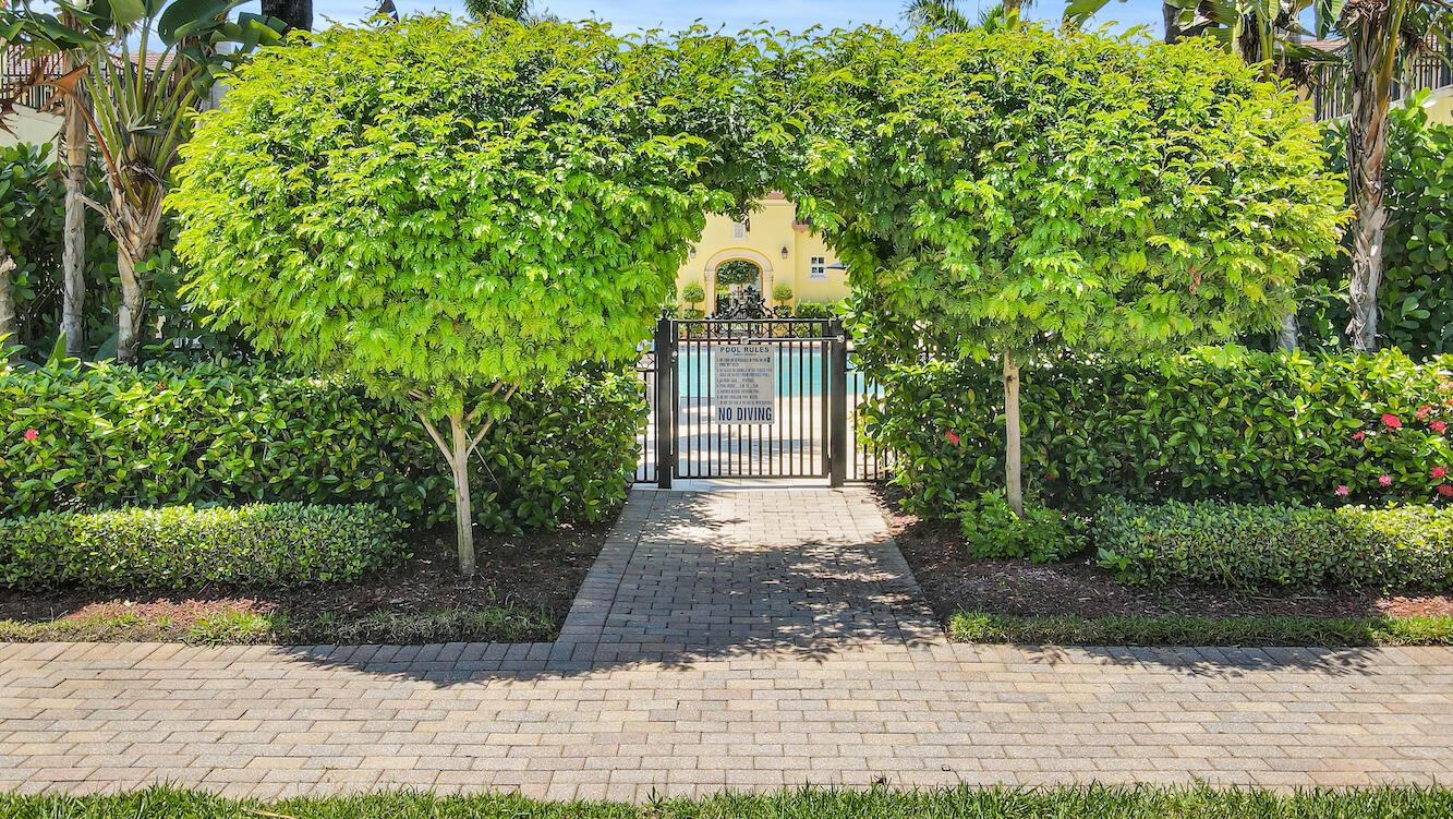 62 Via Floresta Drive