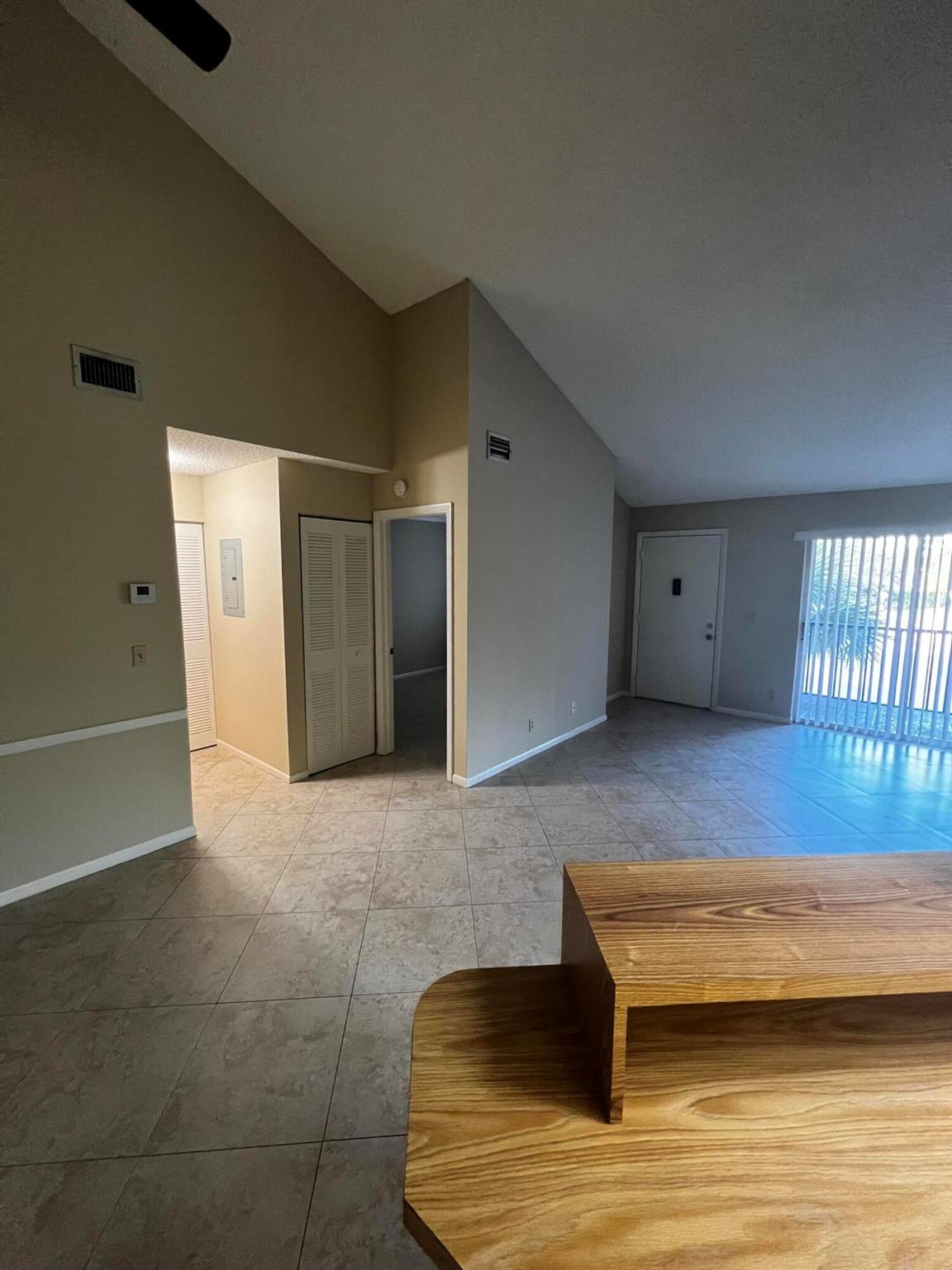 4215 S 57th Avenue E