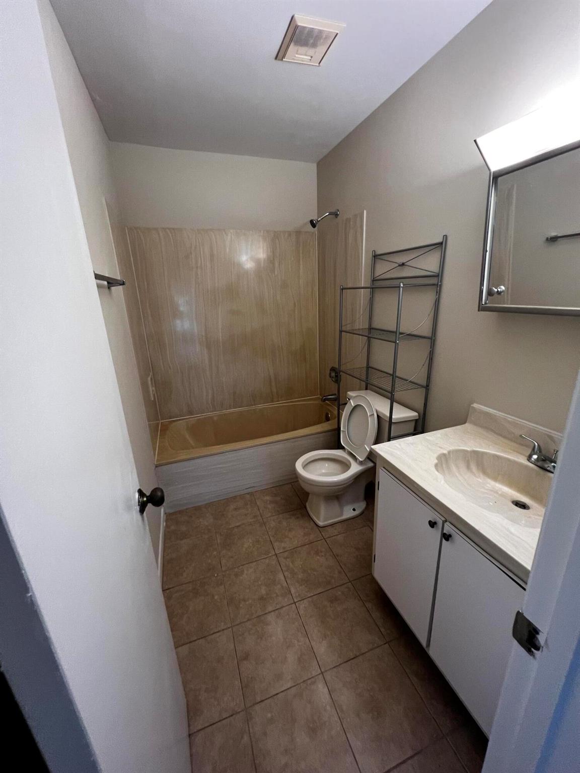 4215 S 57th Avenue E