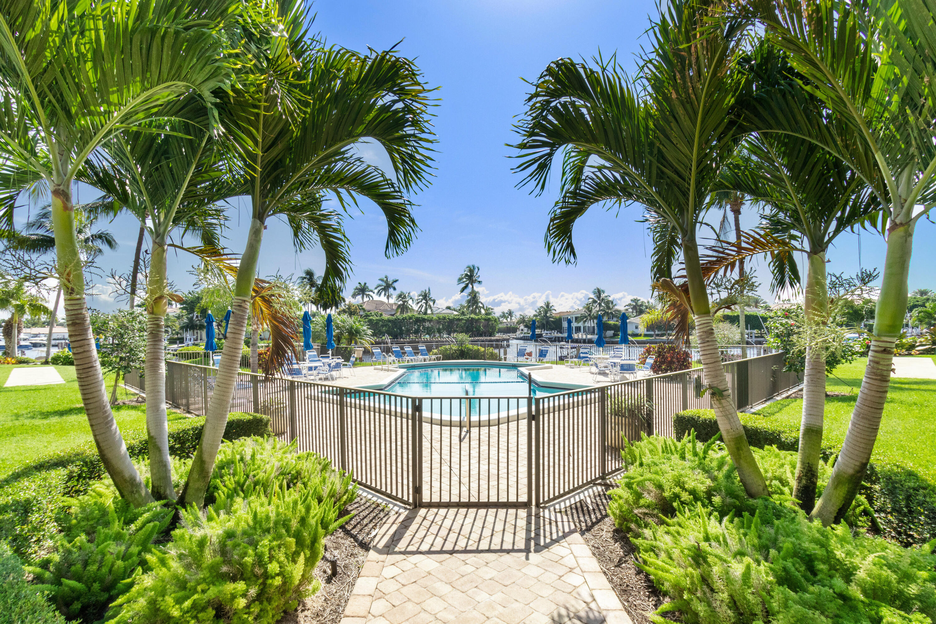400 N Federal Highway 208