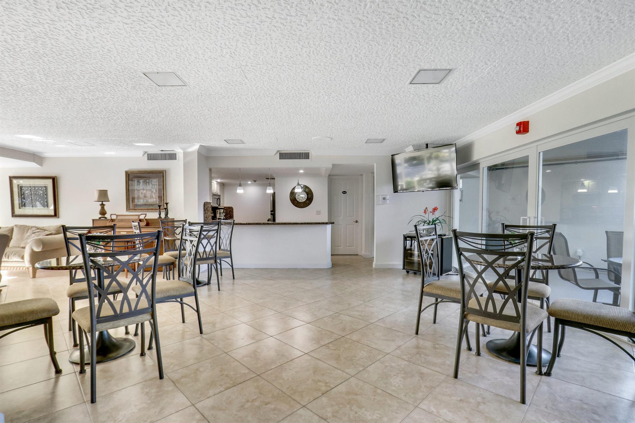 400 N Federal Highway 208