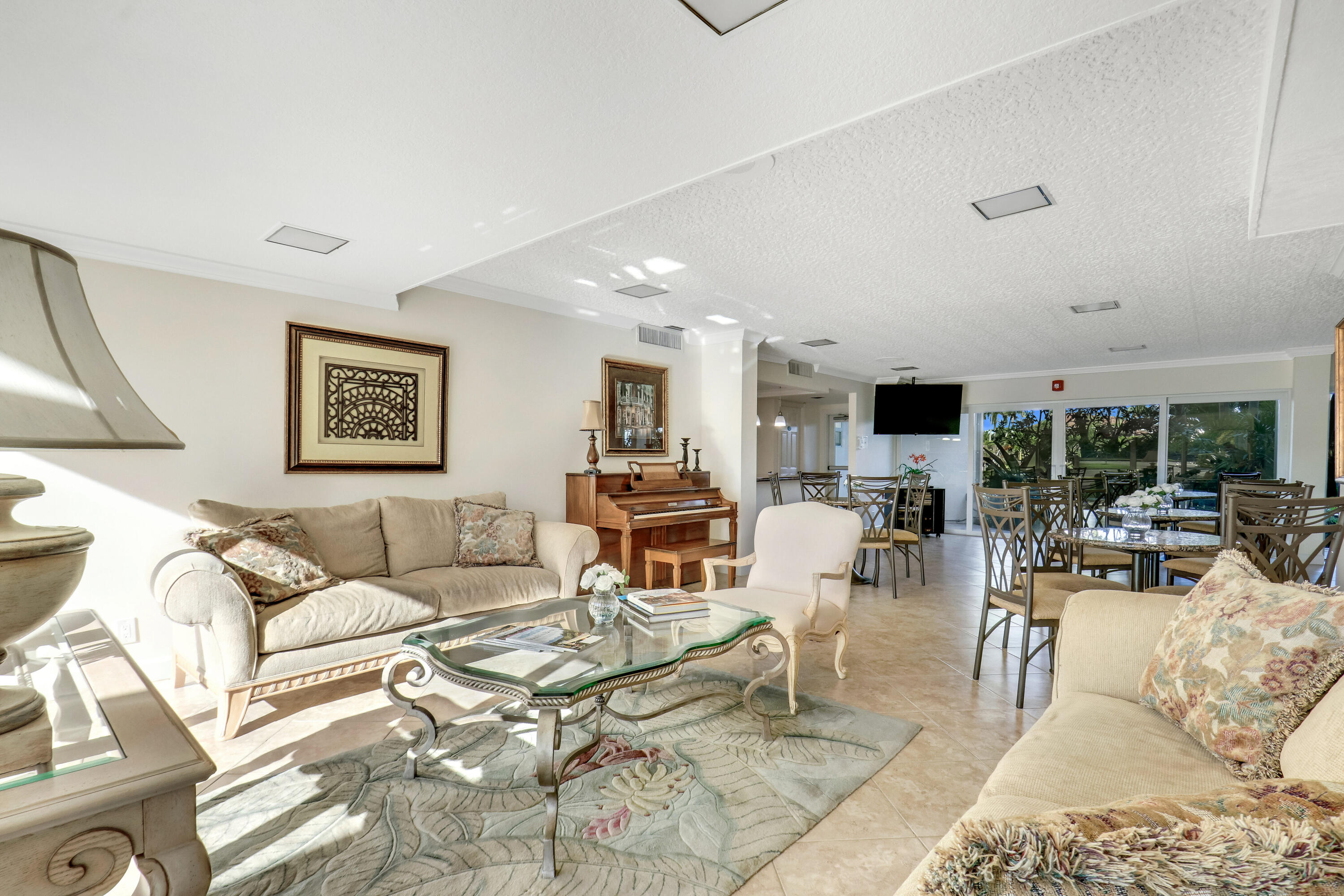 400 N Federal Highway 208