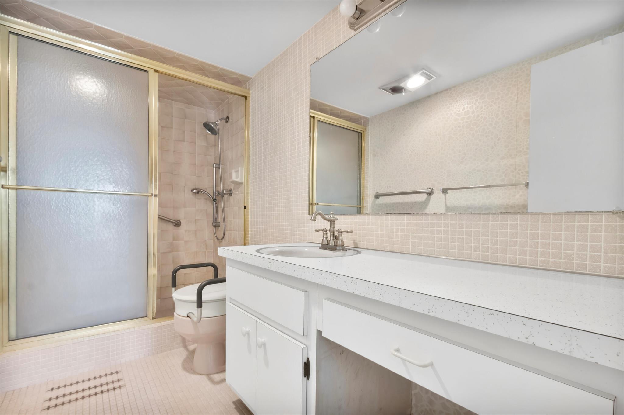 400 N Federal Highway 208