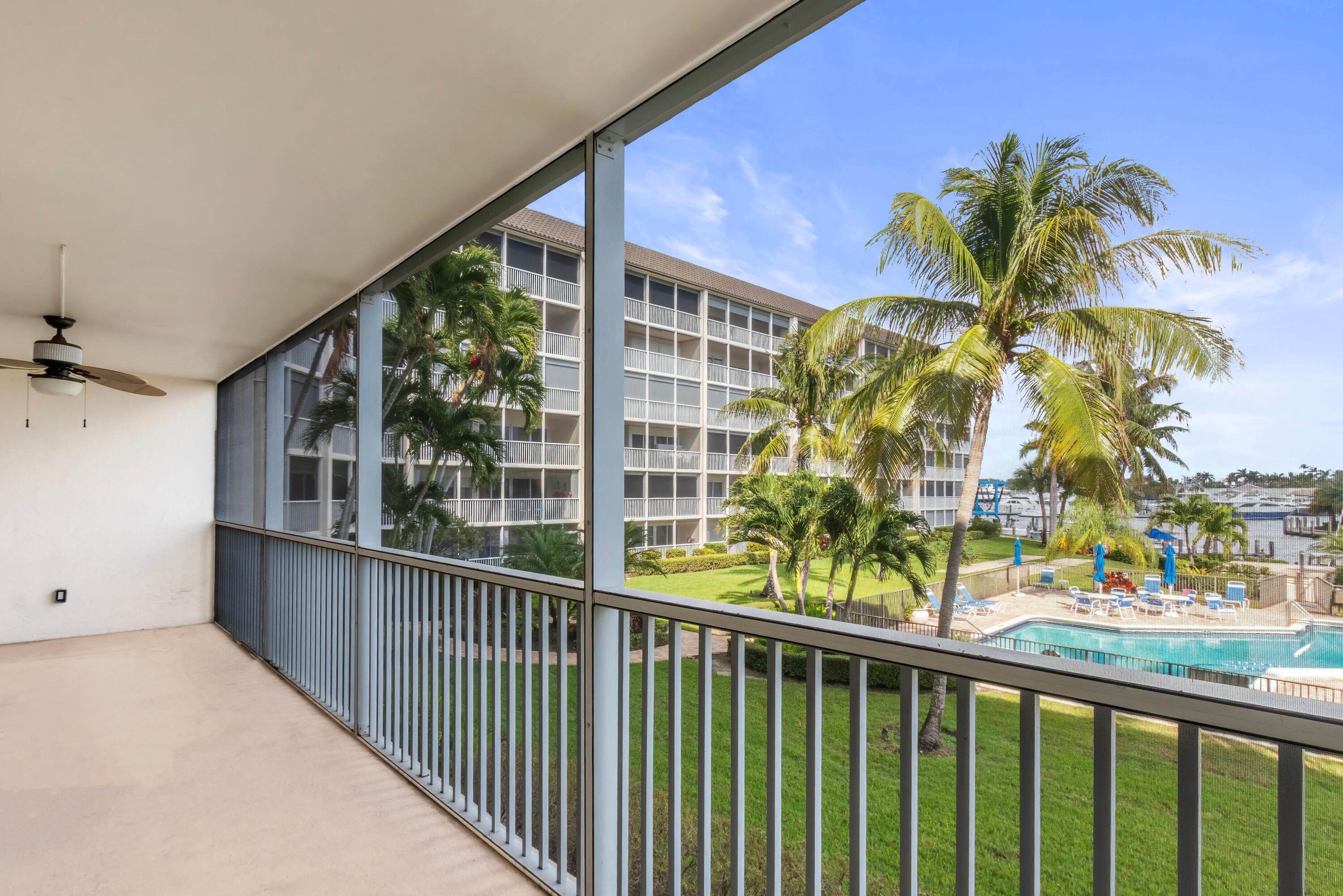 400 N Federal Highway 208