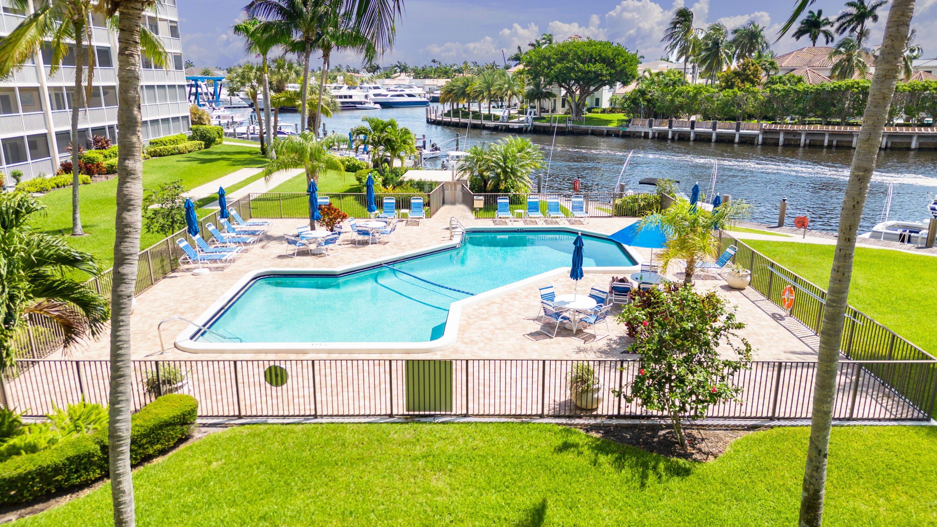 400 N Federal Highway 208