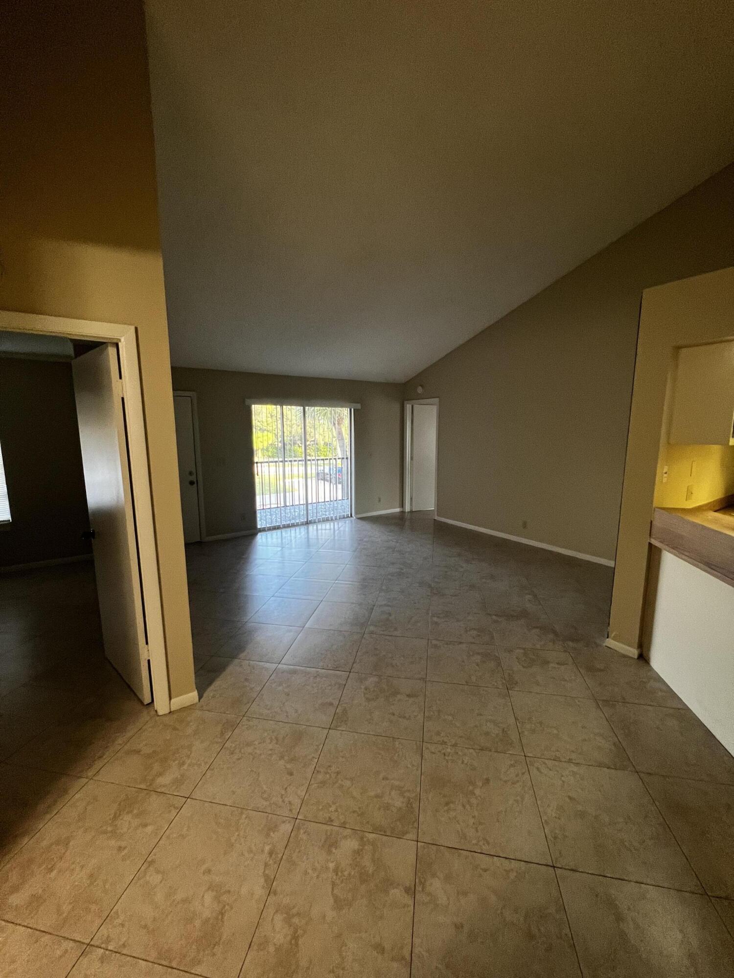 4215 S 57th Avenue E