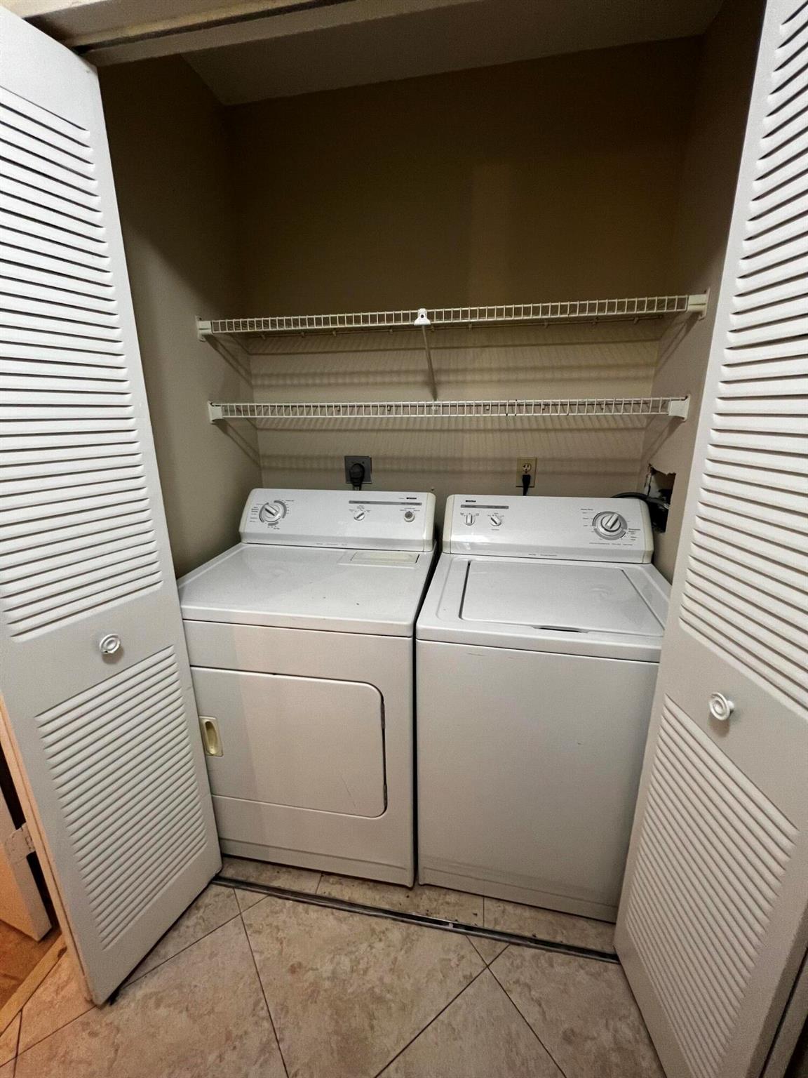 4215 S 57th Avenue E