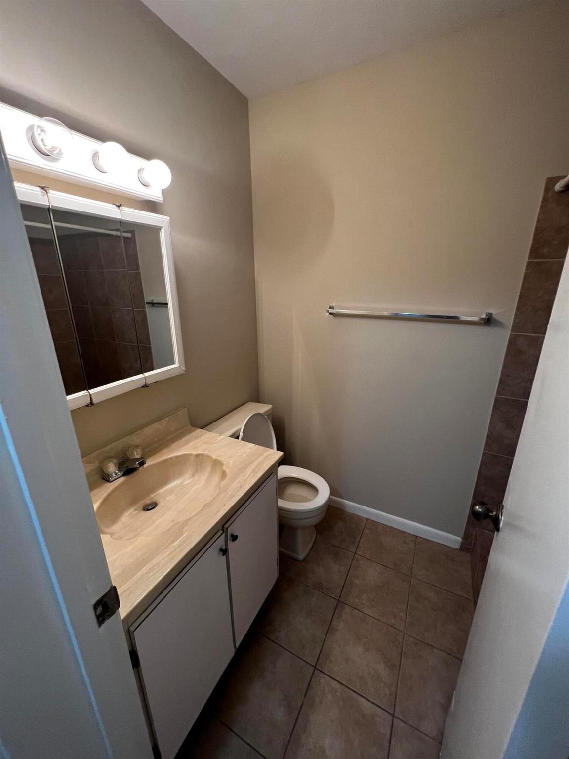 4215 S 57th Avenue E