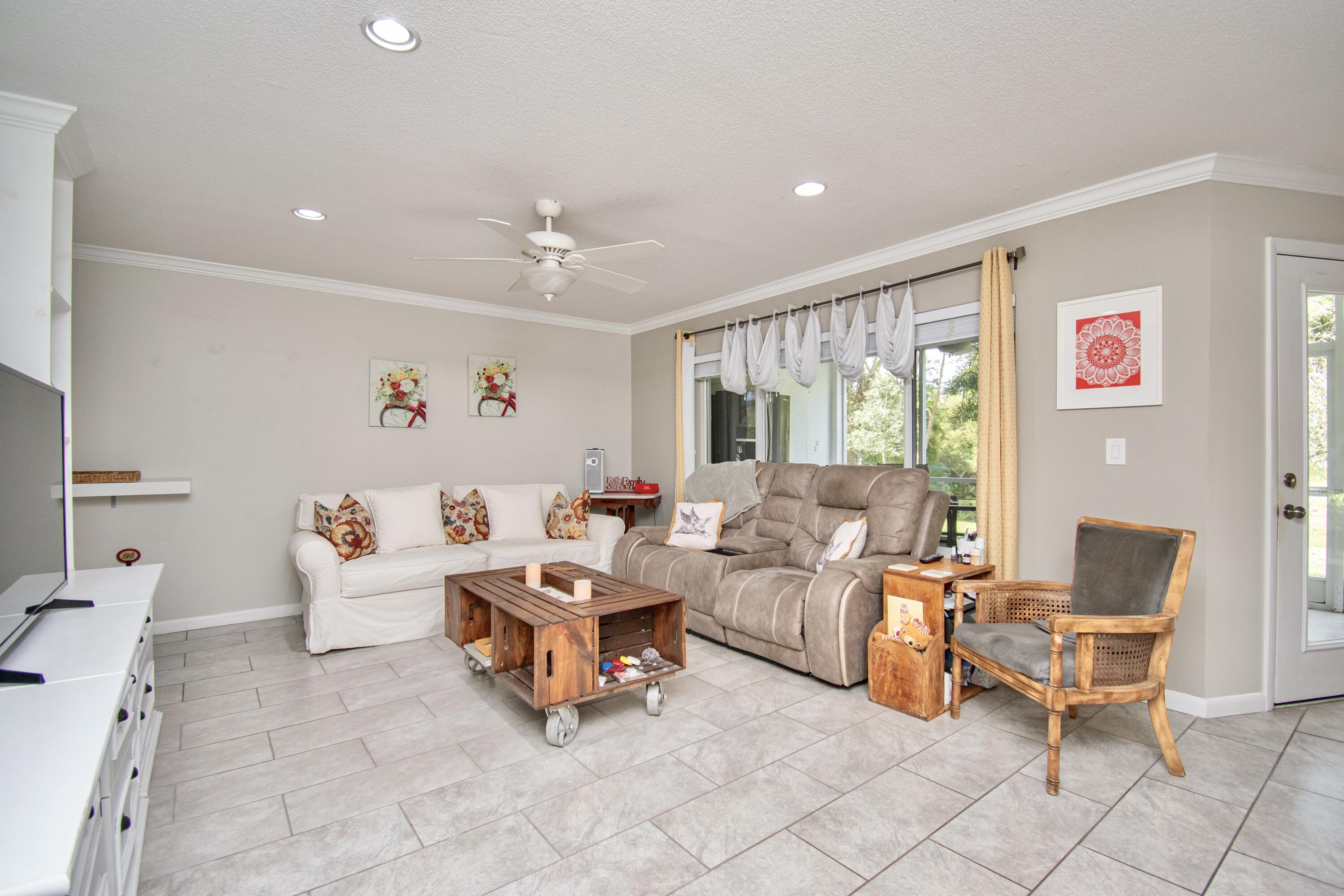 815 W Boynton Beach Boulevard 15-105