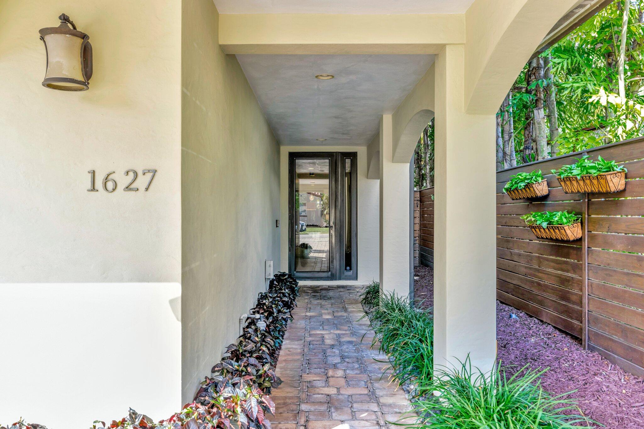 1627 NE 1st Street