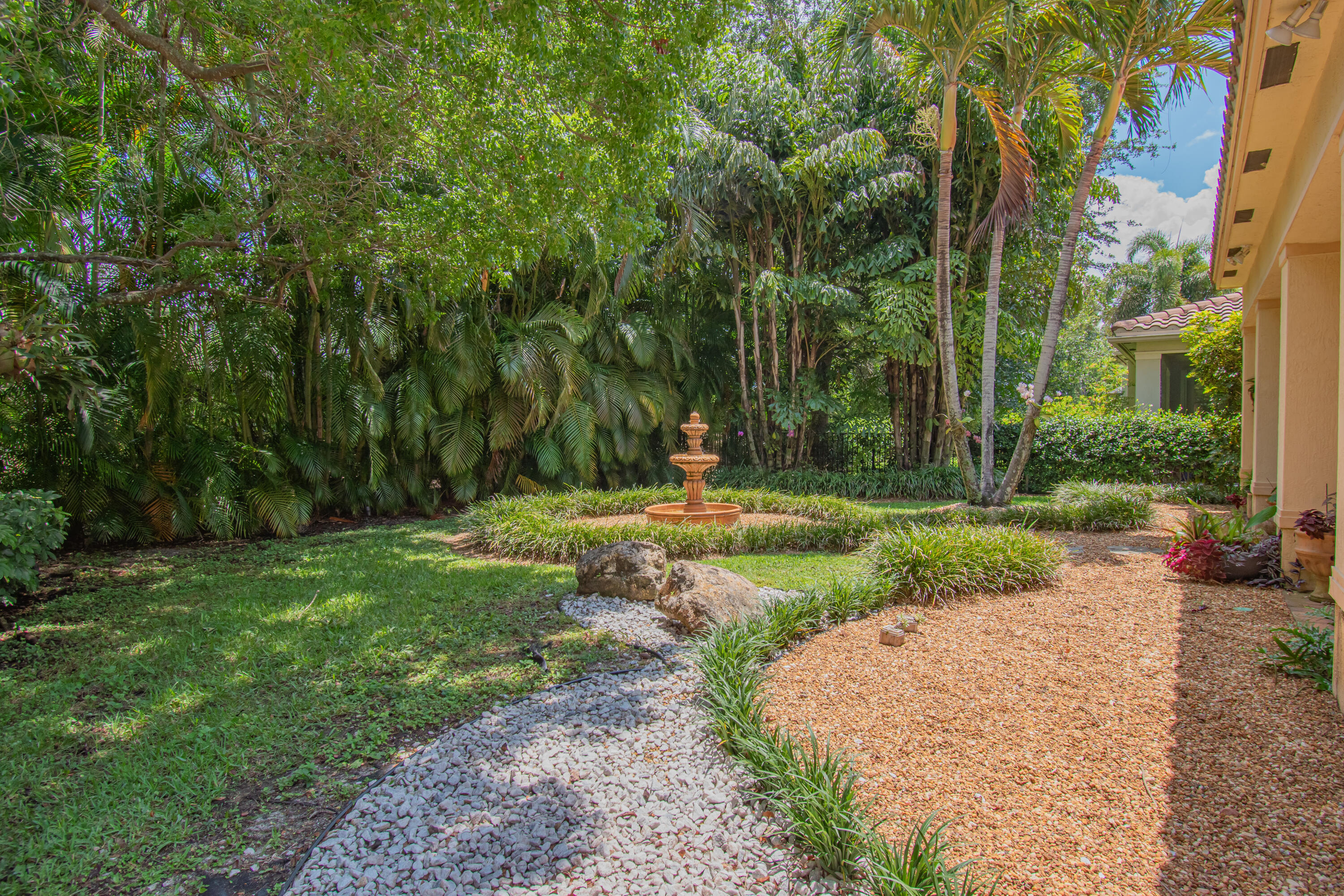 10689 Willow Oak Court