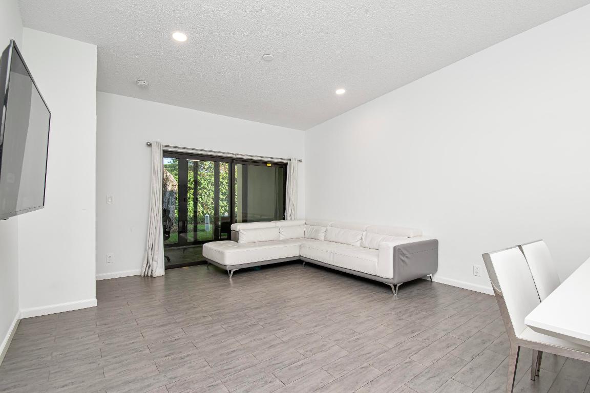 6825 Bridlewood Court