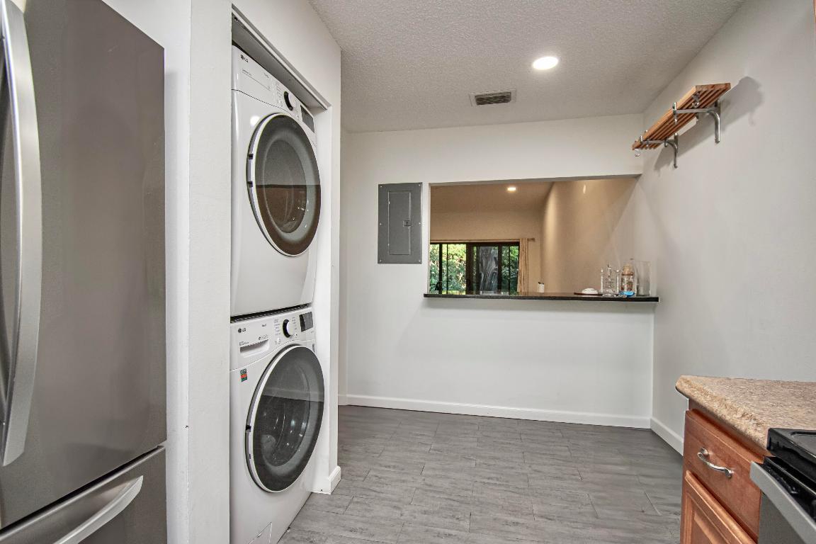 6825 Bridlewood Court