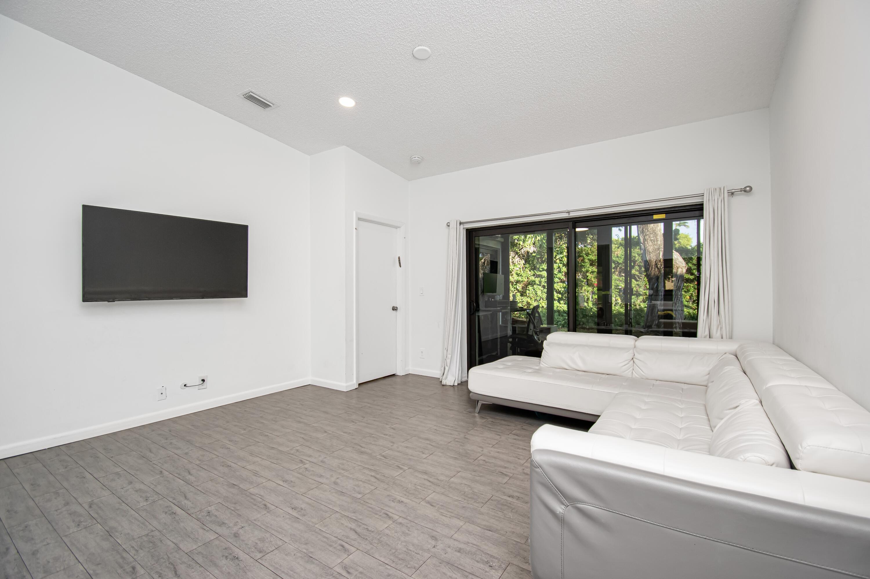 6825 Bridlewood Court