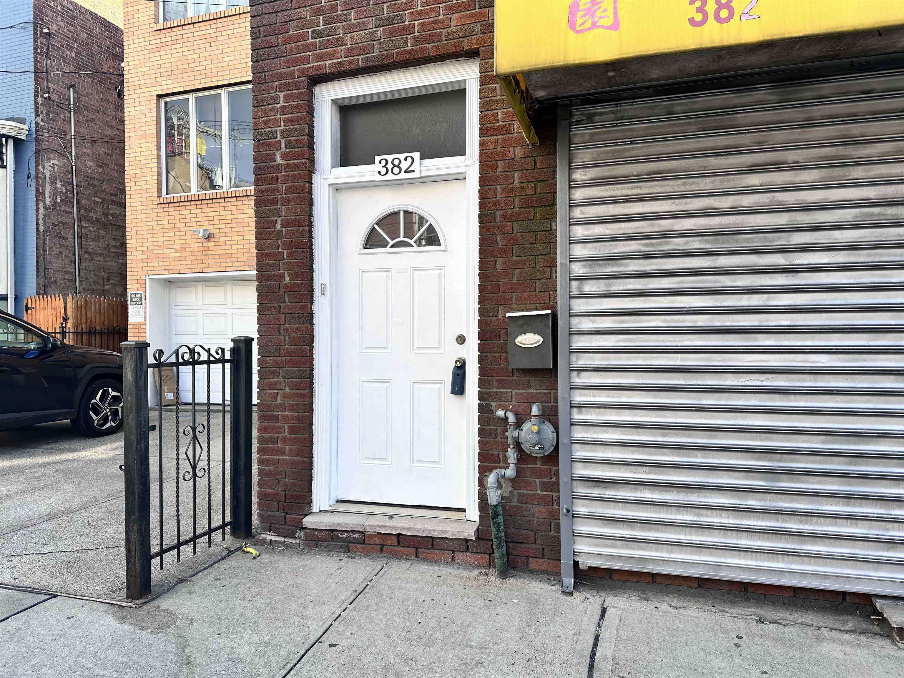 382 SUMMIT AVE Unit: 2