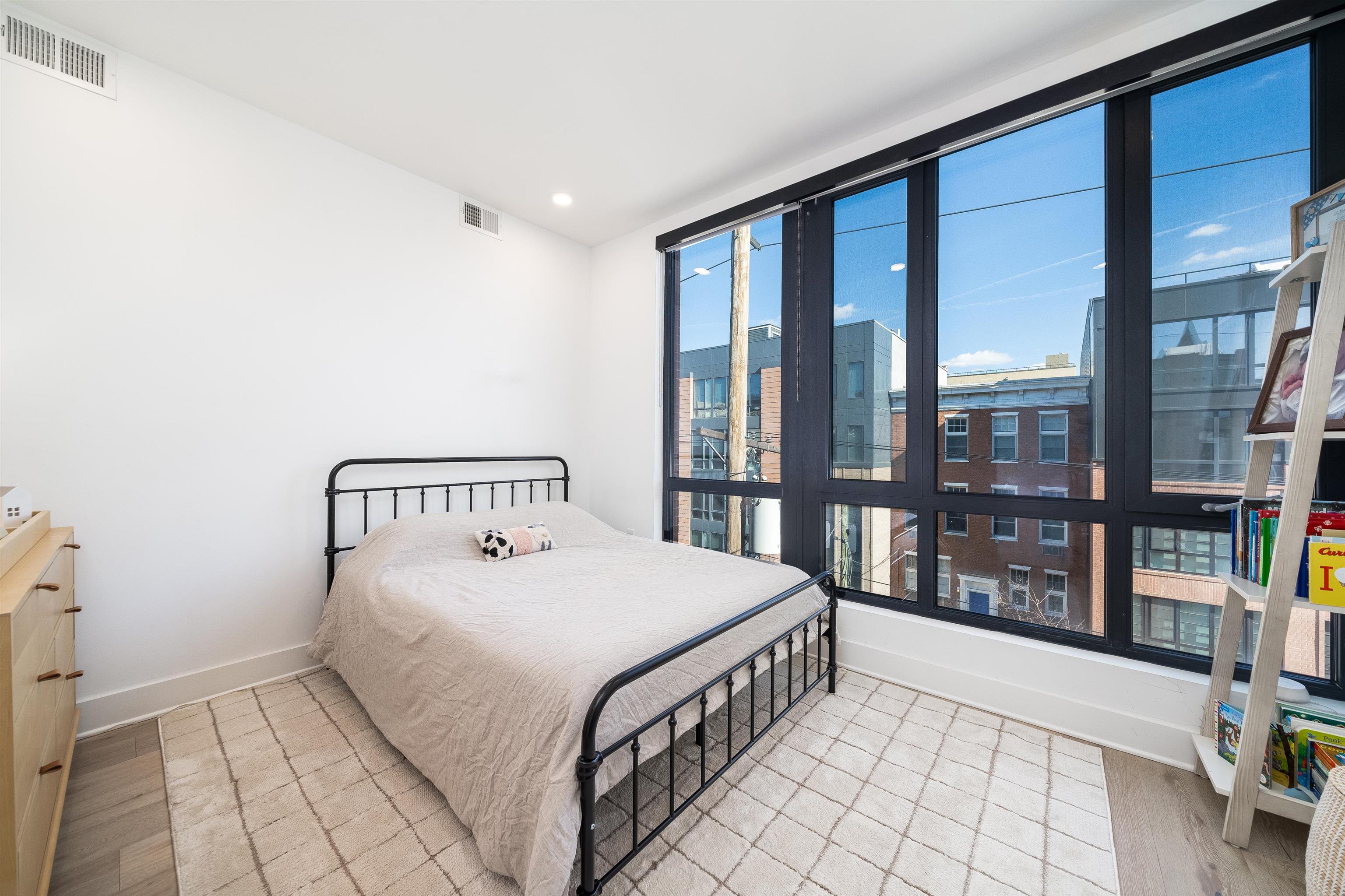 70 MADISON ST Unit: 400