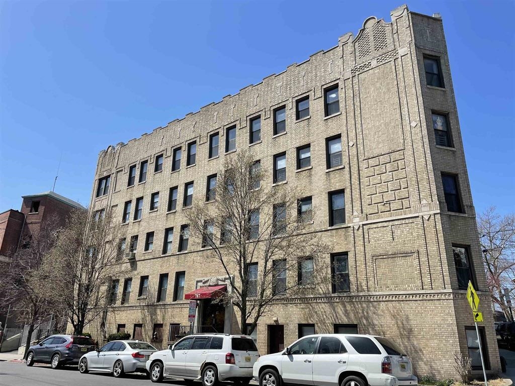 787 SUMMIT AVE Unit: 7