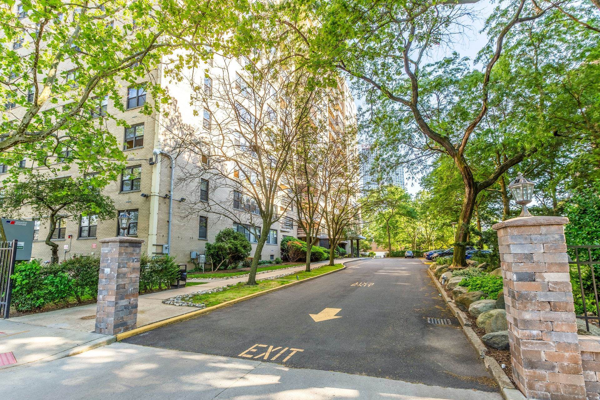201 ST PAULS AVE Unit: 7M